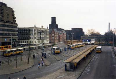 601583 Gezicht op het streekbussenstation (Stationsplein) te Utrecht met op de achtergrond de Administratiegebouwen van ...